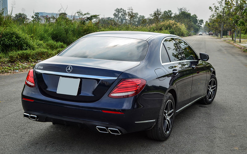 Mercedes-Benz E200 độ bodykit E63 S hầm hố tại Việt Nam